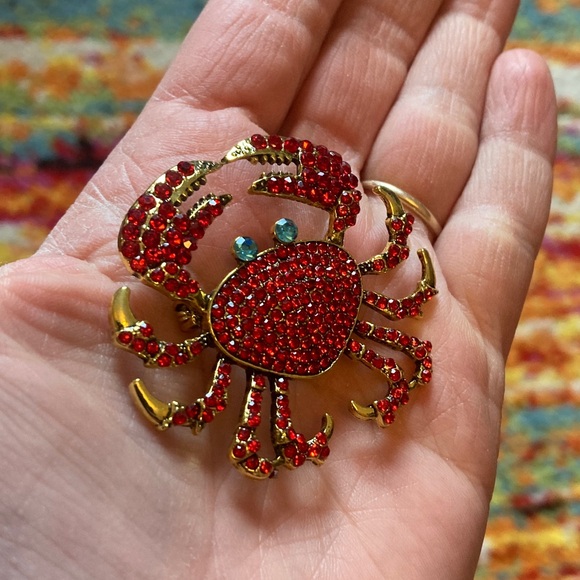 Vibrant Red and Gold Rhinestone Crab Brooch - Picture 3 of 10
